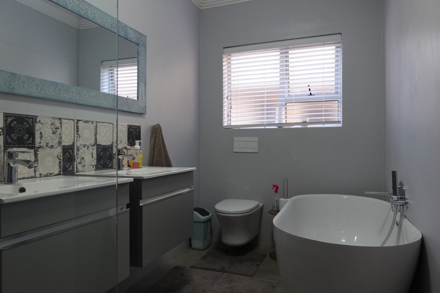 6 Bedroom Property for Sale in Outeniqua Strand Western Cape